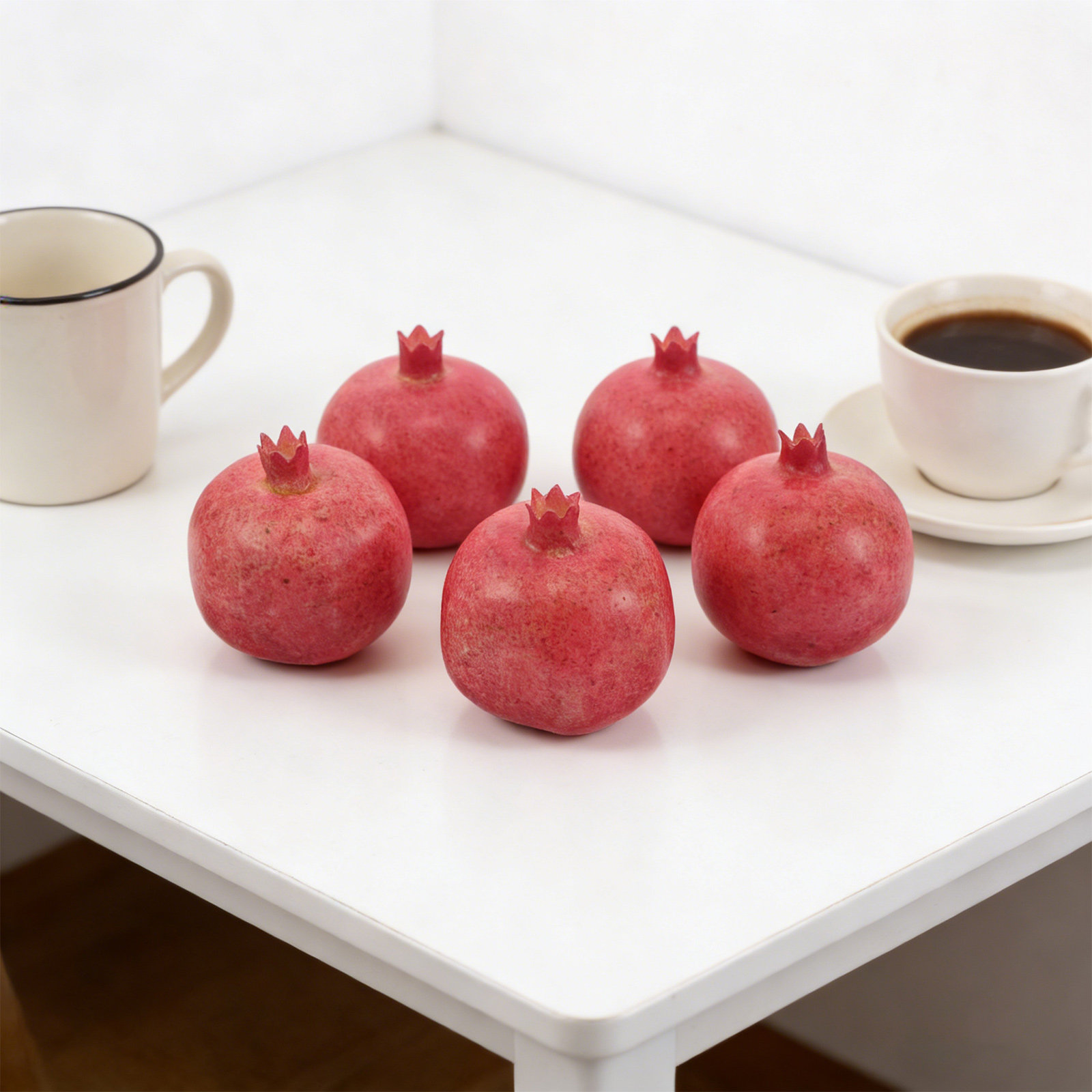 Photography Of Food - ผลทับทิมเทียม 4 ชิ้น ของตกแต่งอาหารปลอมที่ดูสมจริงสำหรับตกแต่งบ้าน ตกแต่งโต๊ะอาหารในครัว ตกแต่งสำนักงาน