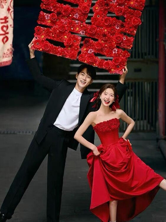 Photography Outfits - ชุดถ่ายภาพธีมสตูดิโอสำหรับงานหมั้นปี 2025 ชุดเพื่อนเจ้าสาวสีแดงใหม่ ชุดคลุมเช้าคู่รัก ชุดแต่งงาน